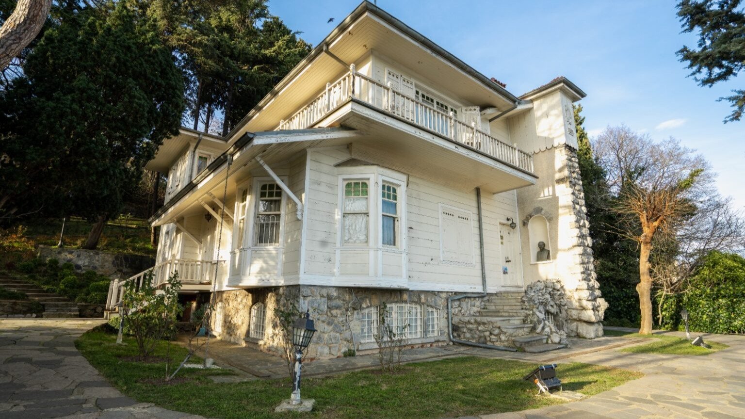 Place to visit in Besiktas - Asıyan Museum